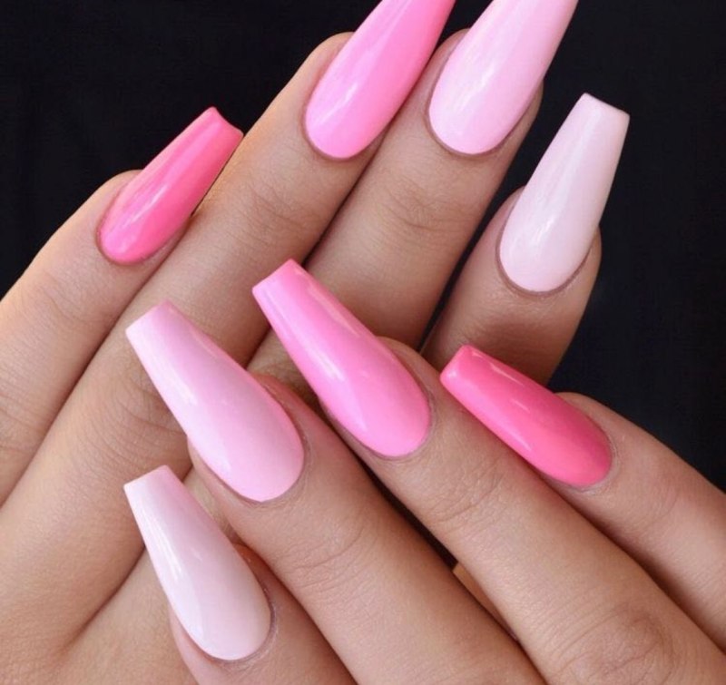 Розовый маникюр с лепкой