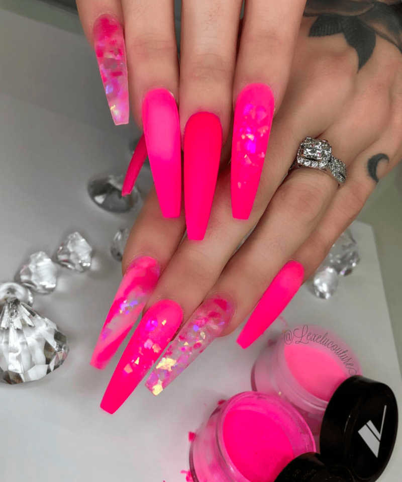 Маникюр ярко розовый с белым