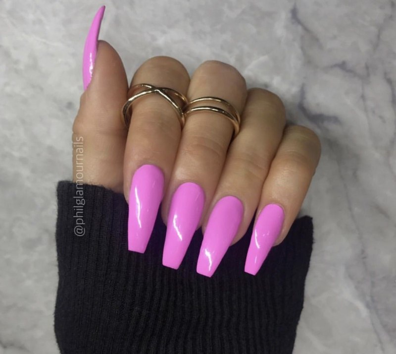 Ярко-розовый маникюр на длинные ногти