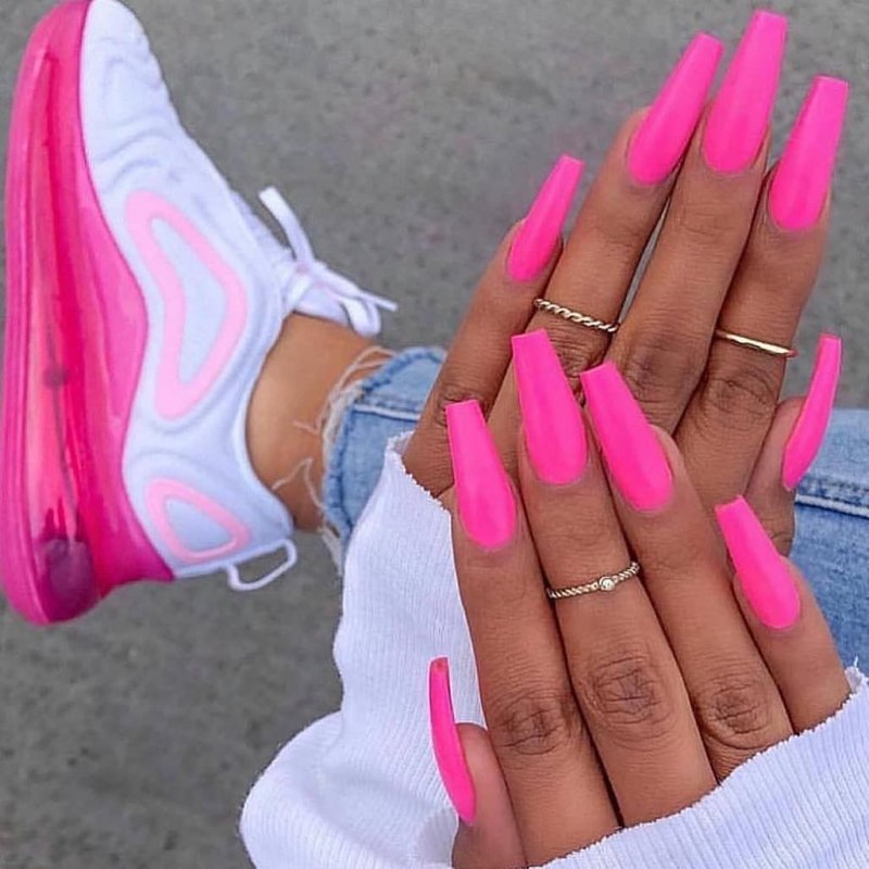 Длинные розовые ногти