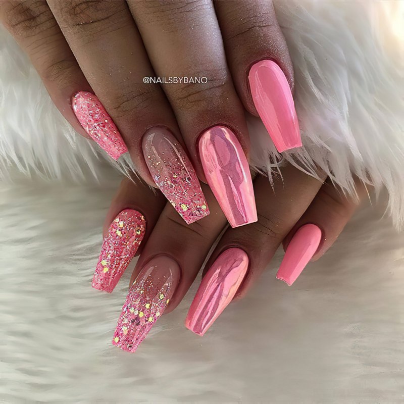 Розовый яркий маникюр с растяжкой