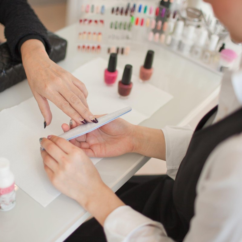 Девушка маникюрша
