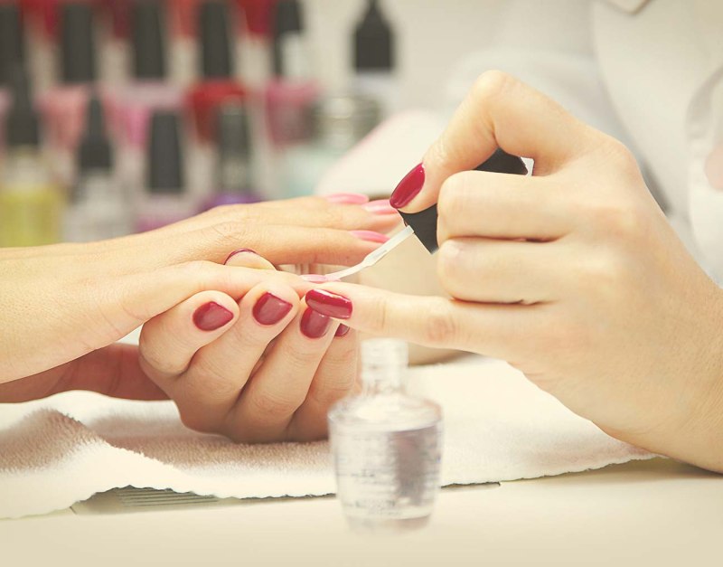 Мастер маникюра в салоне