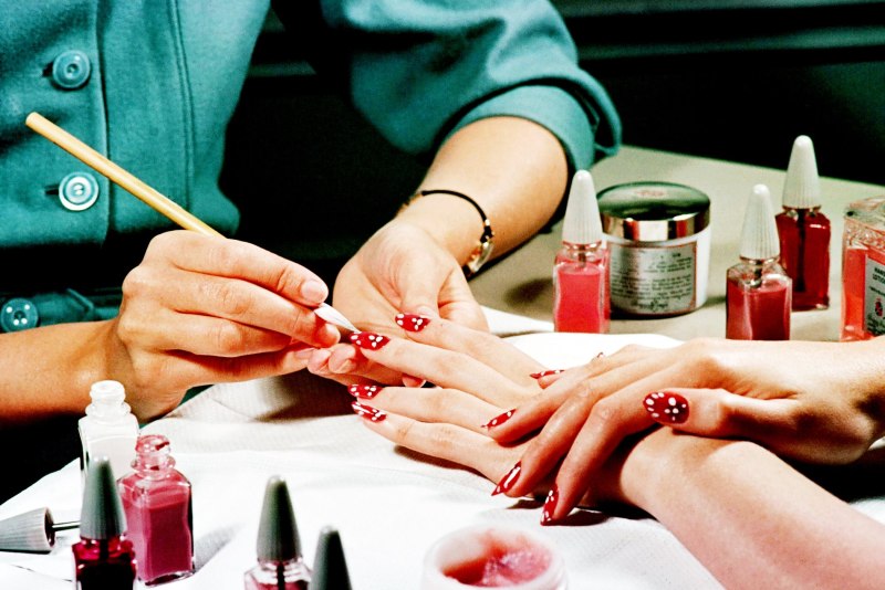 Девушка для салона ногтей