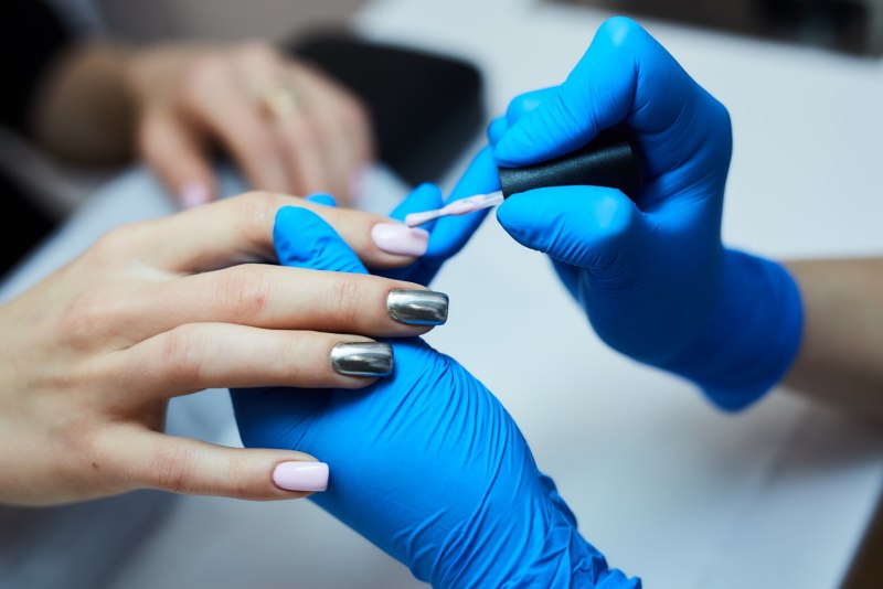 Маникюр в перчатках