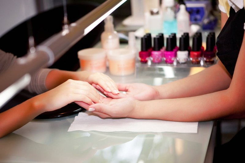 Наращивание ногтей в салоне