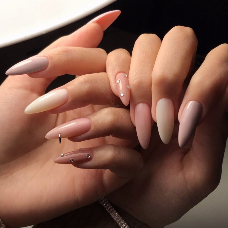 Нюдовый маникюр на острый миндаль