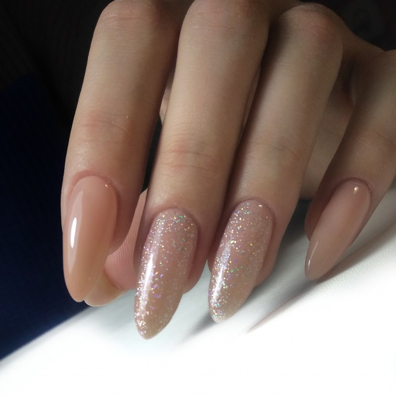 Ногти бежевые с блестками