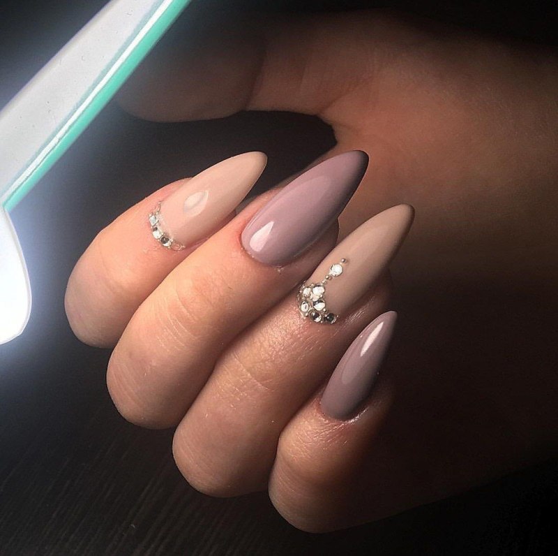 Нюдовый френч на острый миндаль