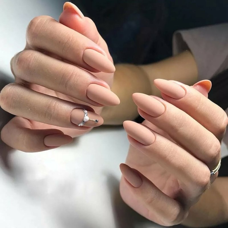 Миндальный маникюр со стразами
