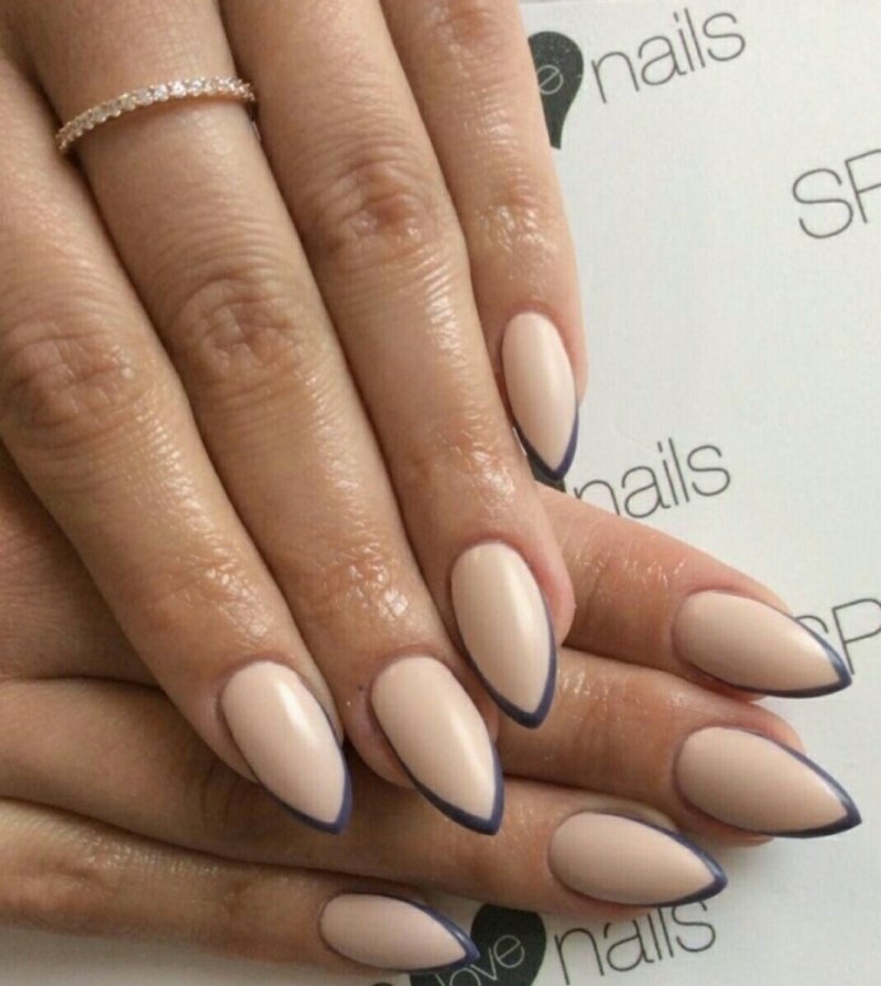 Нюдовый маникюр миндаль коралл персик