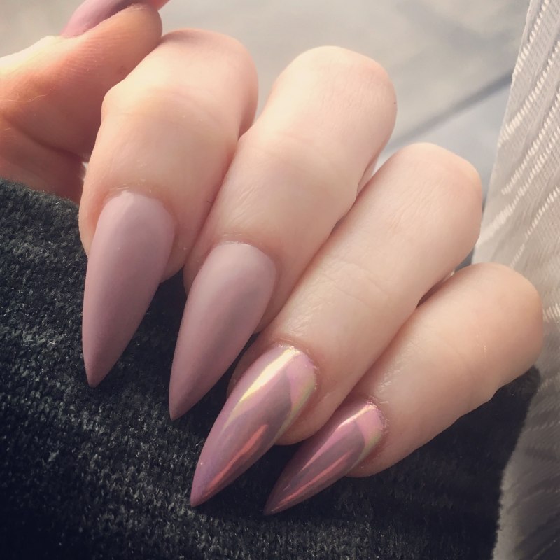 Острые ногти бежевые