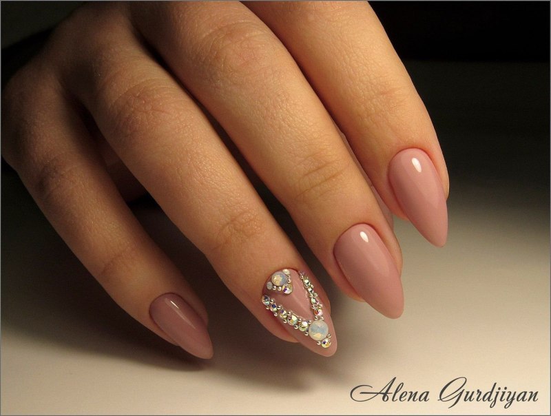 Нюдовый маникюр на острый миндаль