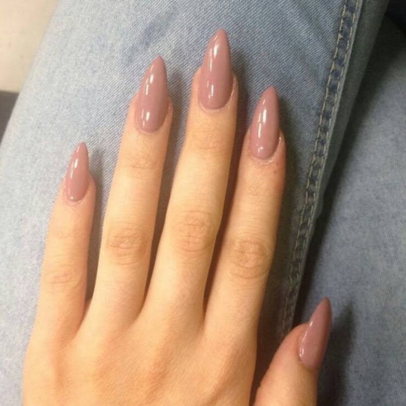 Маникюр в бежевых тонах на длинные