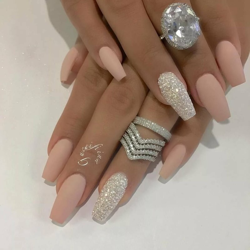 Острый миндаль нюд