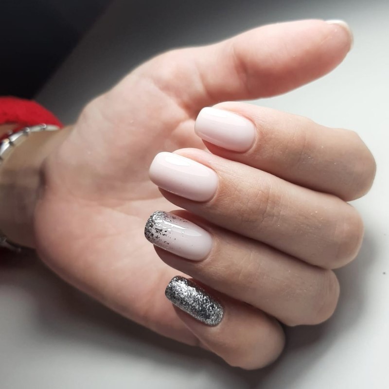 Ногти розовые с серебром