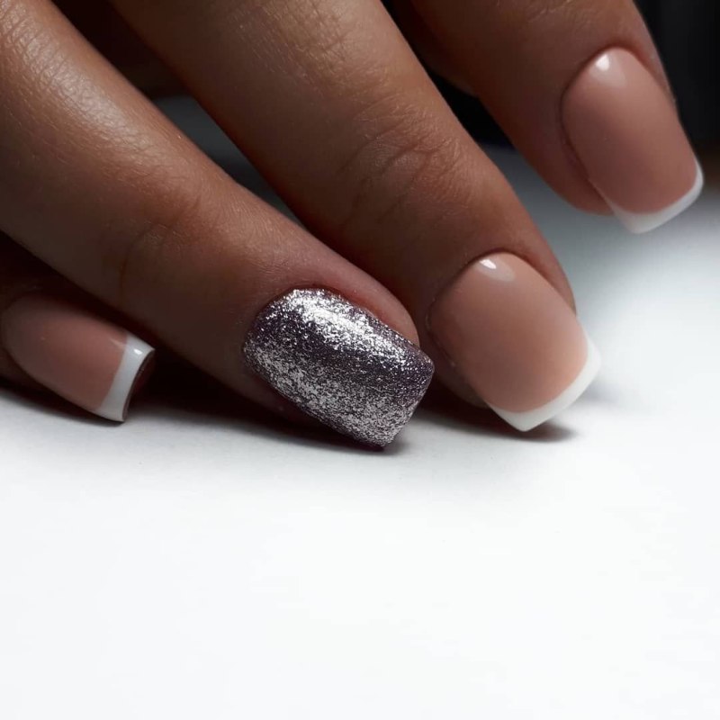 Маникюр розовый с серебром