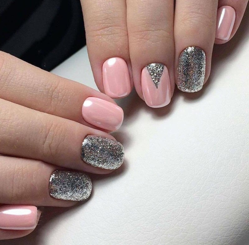 Французский маникюр с блестками