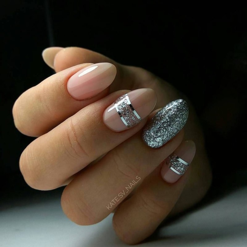 Маникюр белый с серебром миндальной