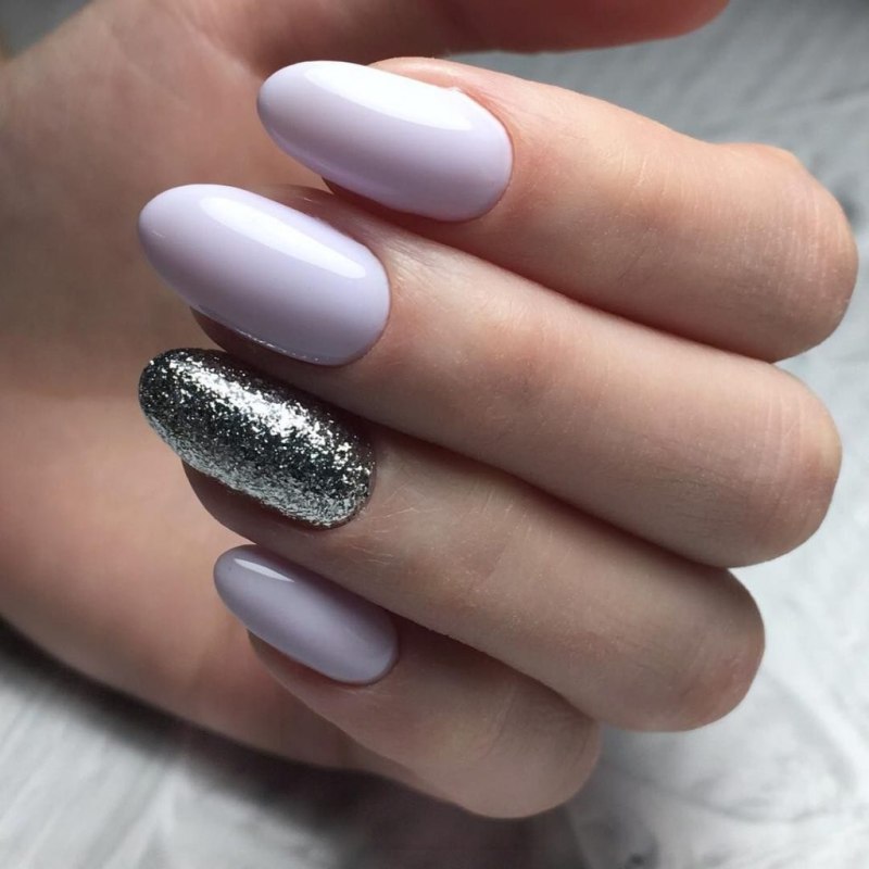 Маникюр серебристый полностью с линиями