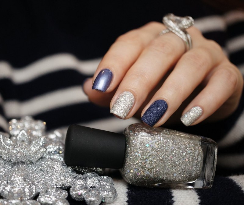 Бежевый блестящий маникюр