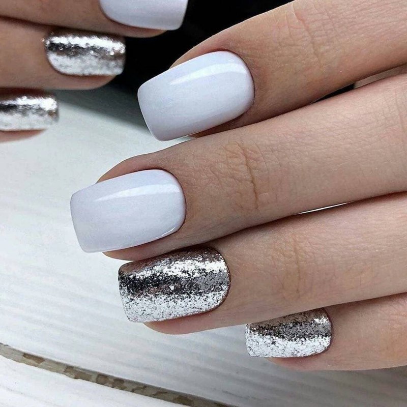 Серебристый маникюр