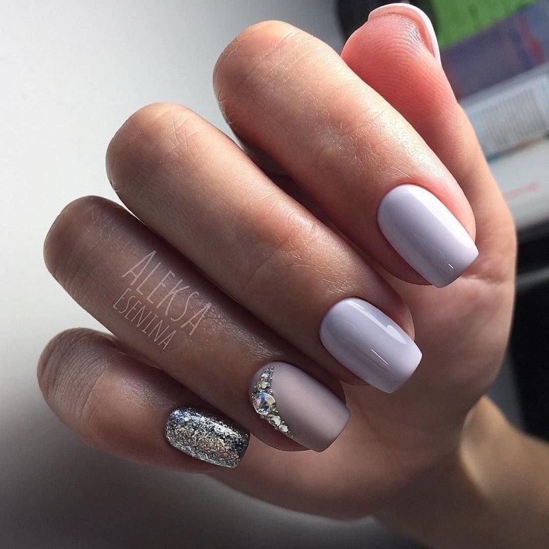Маникюр однотонный серебристый