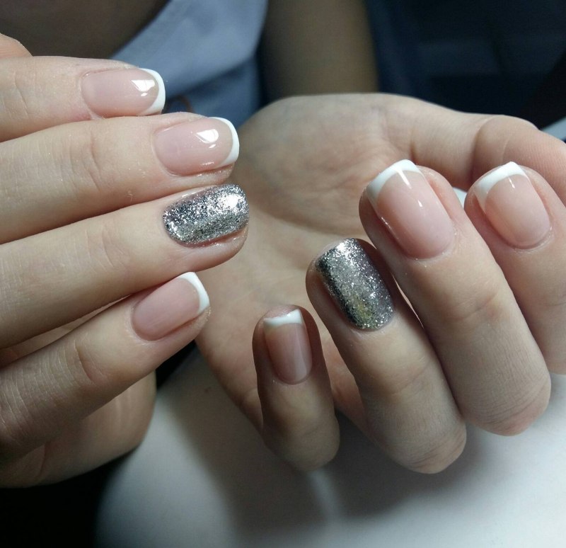 Бело серебристый маникюр