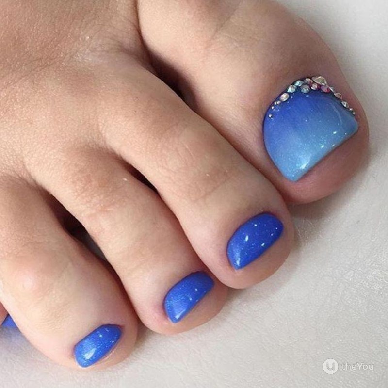 Педикюр голубой с белым