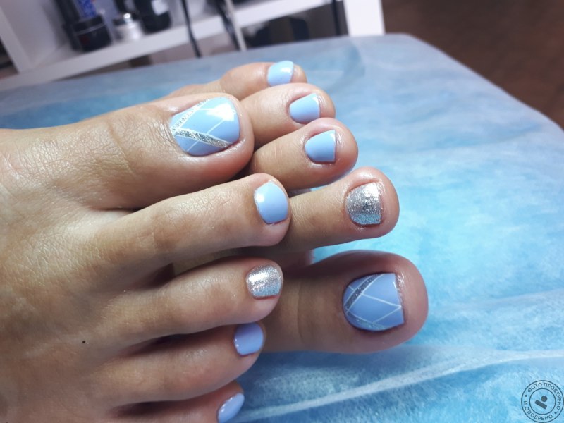 Педикюр голубой с белым