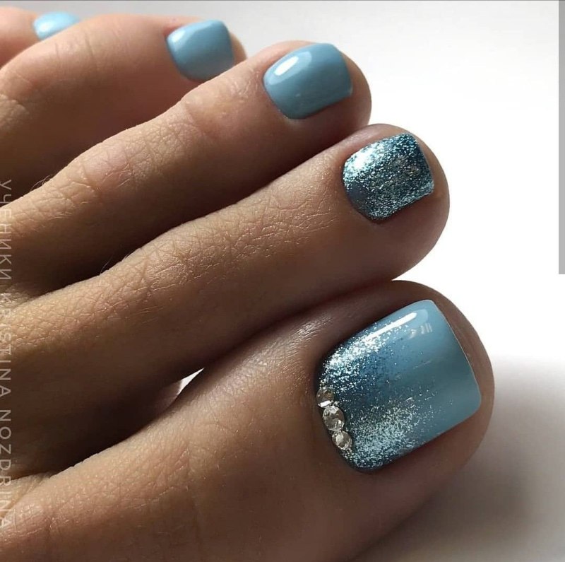 Маникюр и педикюр в голубых тонах