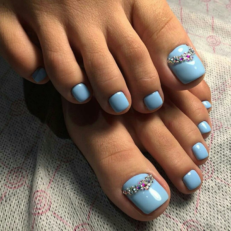 Красивый маникюр и педикюр в голубых тонах