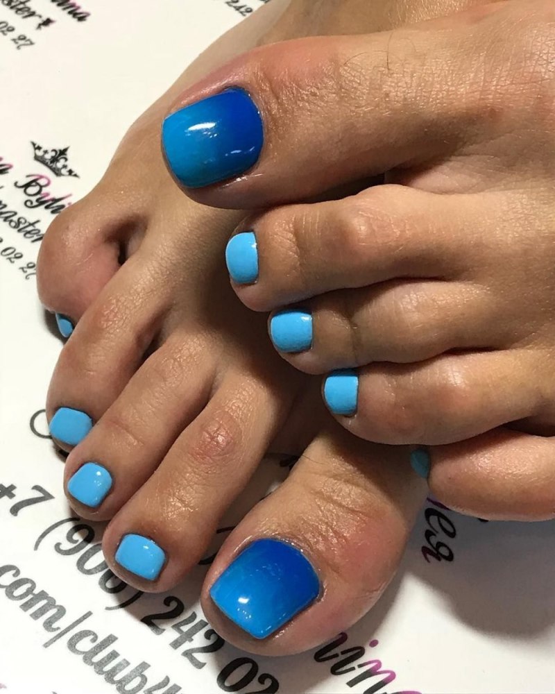 Педикюр в голубом цвете