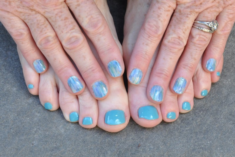Голубой педикюр