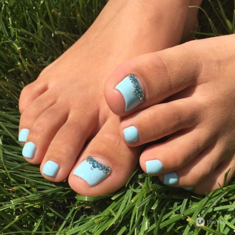 Светло голубой матовый педикюр