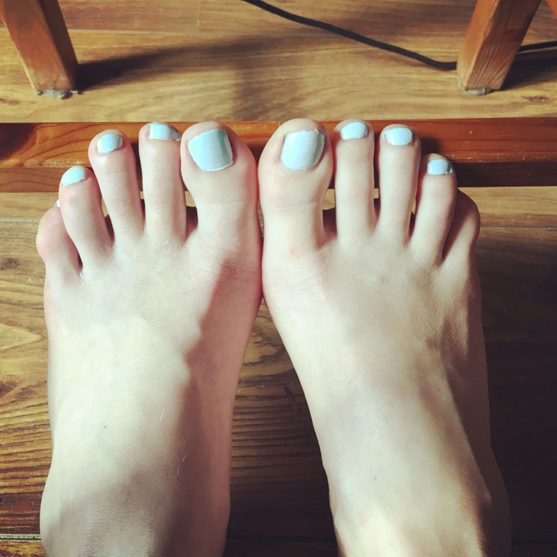 Педикюр желтый с голубым