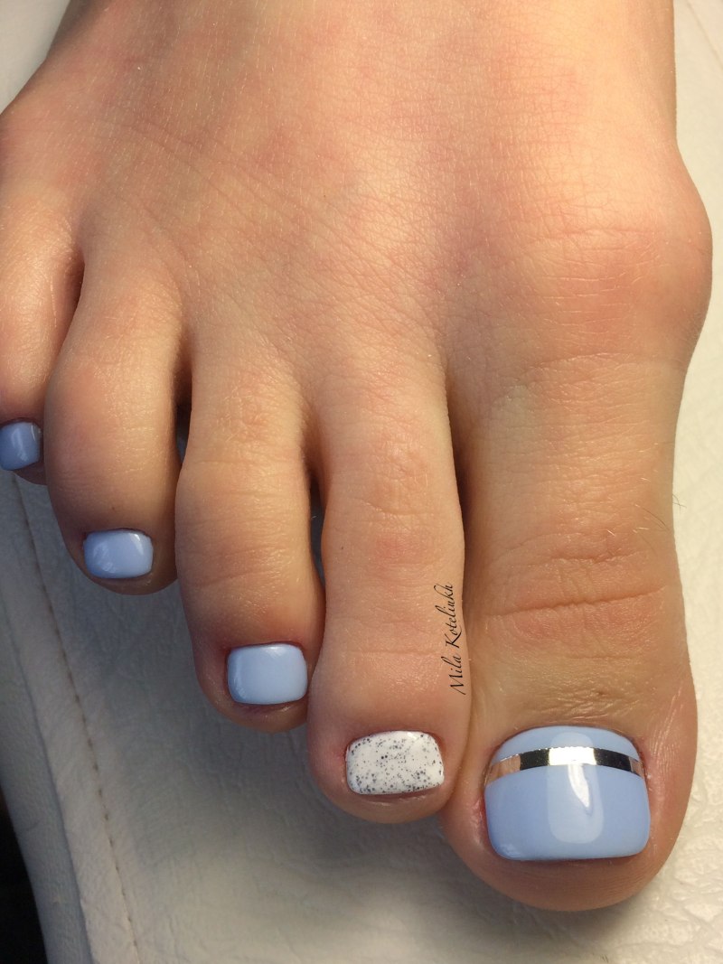 Педикюр в голубых тонах