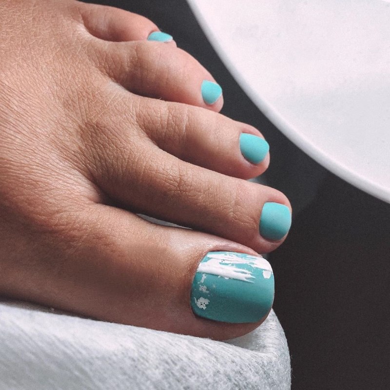 Педикюр голубой с блестками