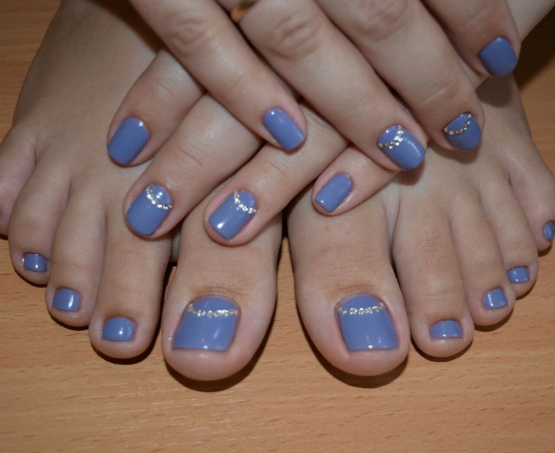 Педикюр сине голубого цвета