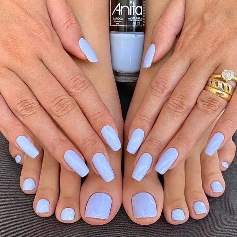 Синий педикюр на ногах