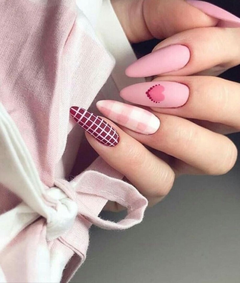 Розовый маникюр