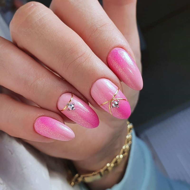 Красивый розовый маникюр