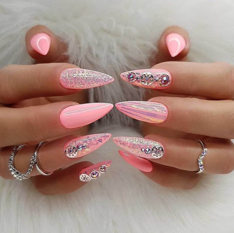 Маникюр фуксия миндаль 2022