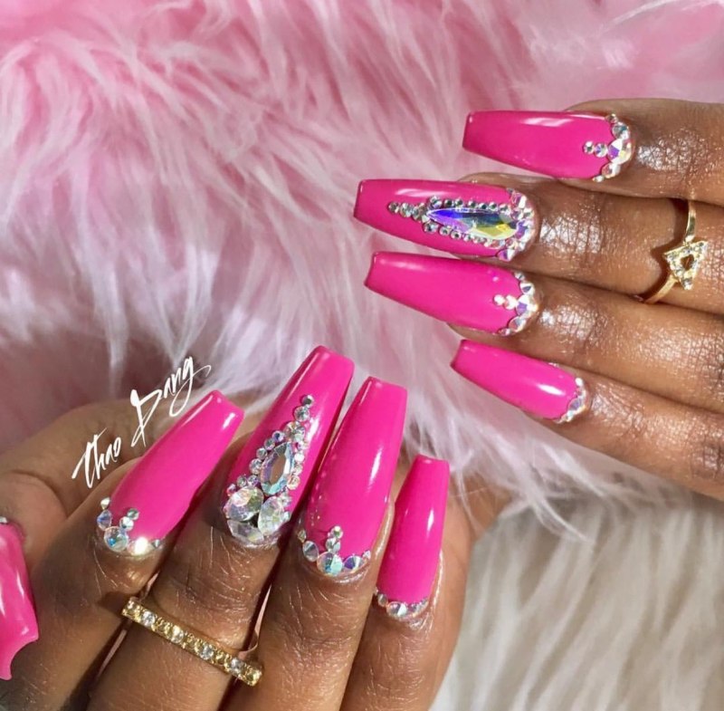 Длинные розовые ногти