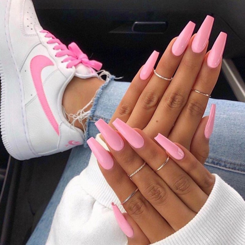 Маникюр розовый с белым