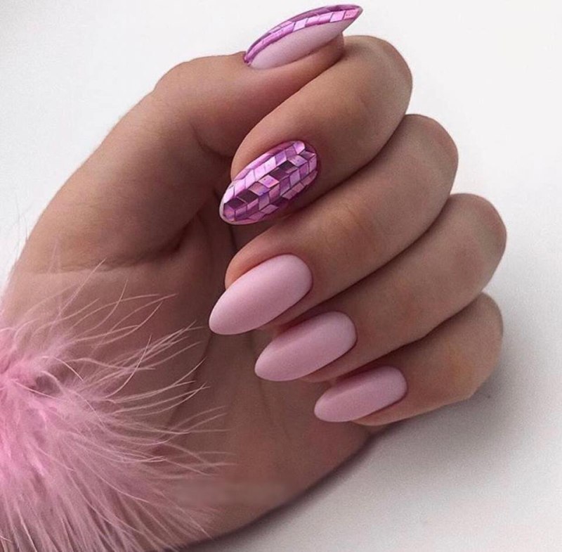 Яркий розовый маникюр