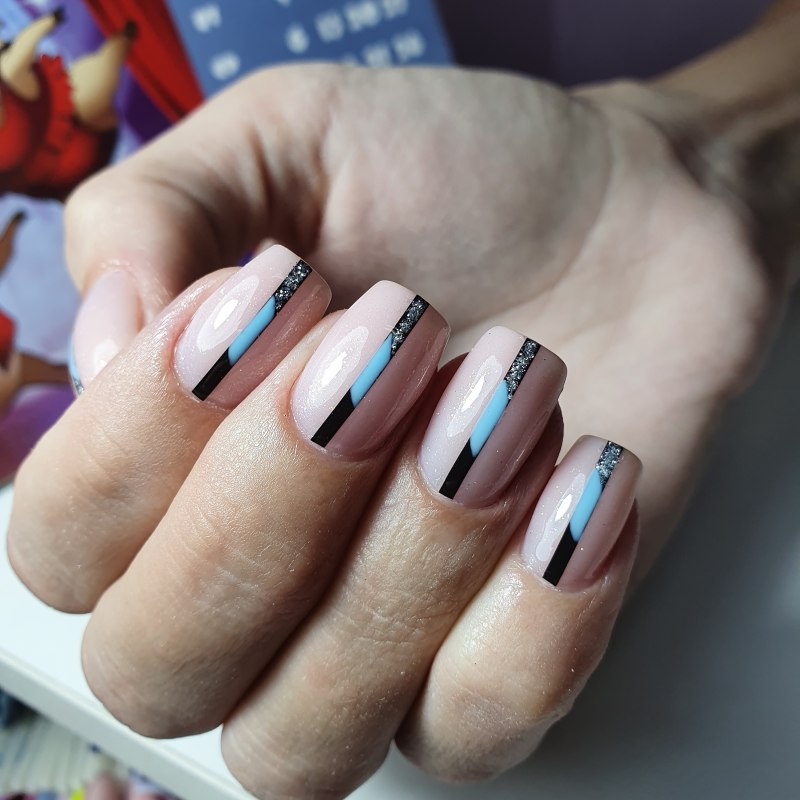 Маникюр с полоской посередине