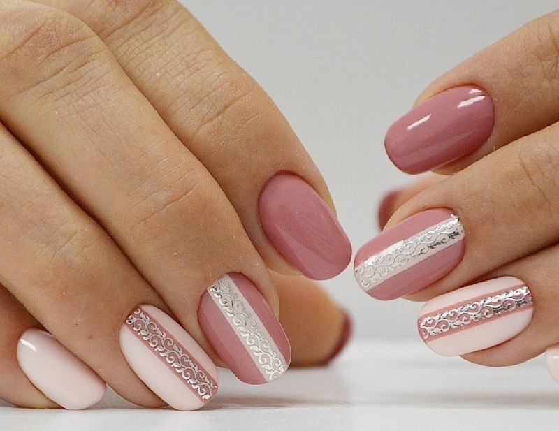 Маникюр с разными полосками