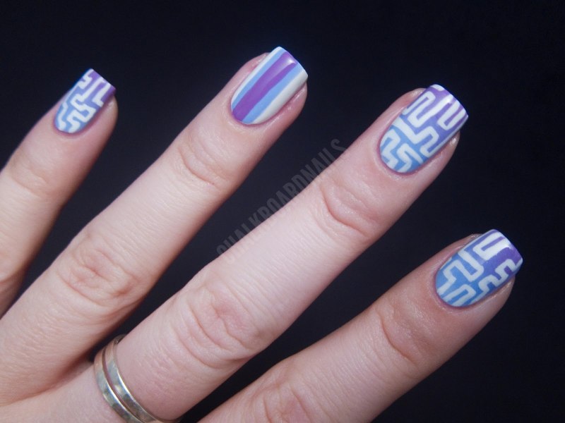 Одно онеый маникюр с полосками