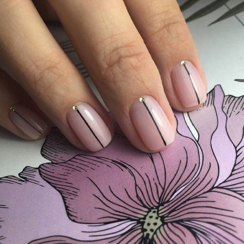 Бежевые ногти с полосками